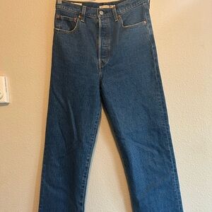 Levi’s ribcage straight ankle. Size 28.